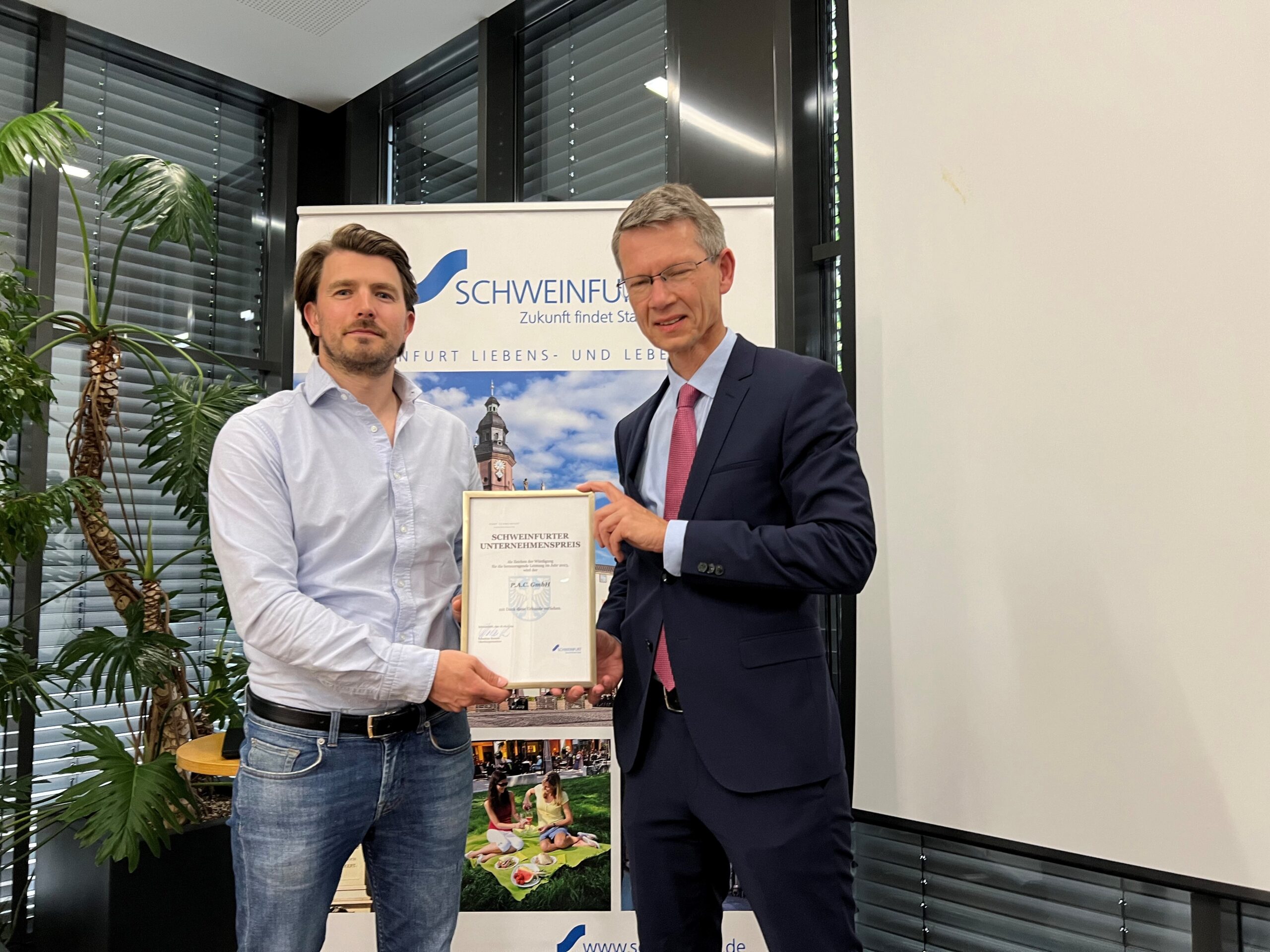 Lukas Weimann mit Oberbürgermeister der Stadt Schweinfurt